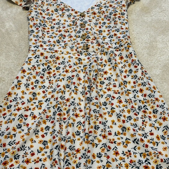 Flowery Dress Never Worn! - Picture 5 of 7